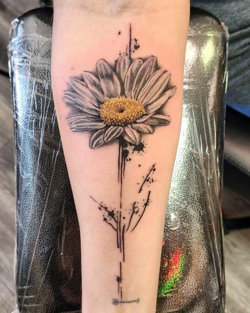 Realistic tattoo of a daisy by Britney Farmer of Sacred Mandala Studio.